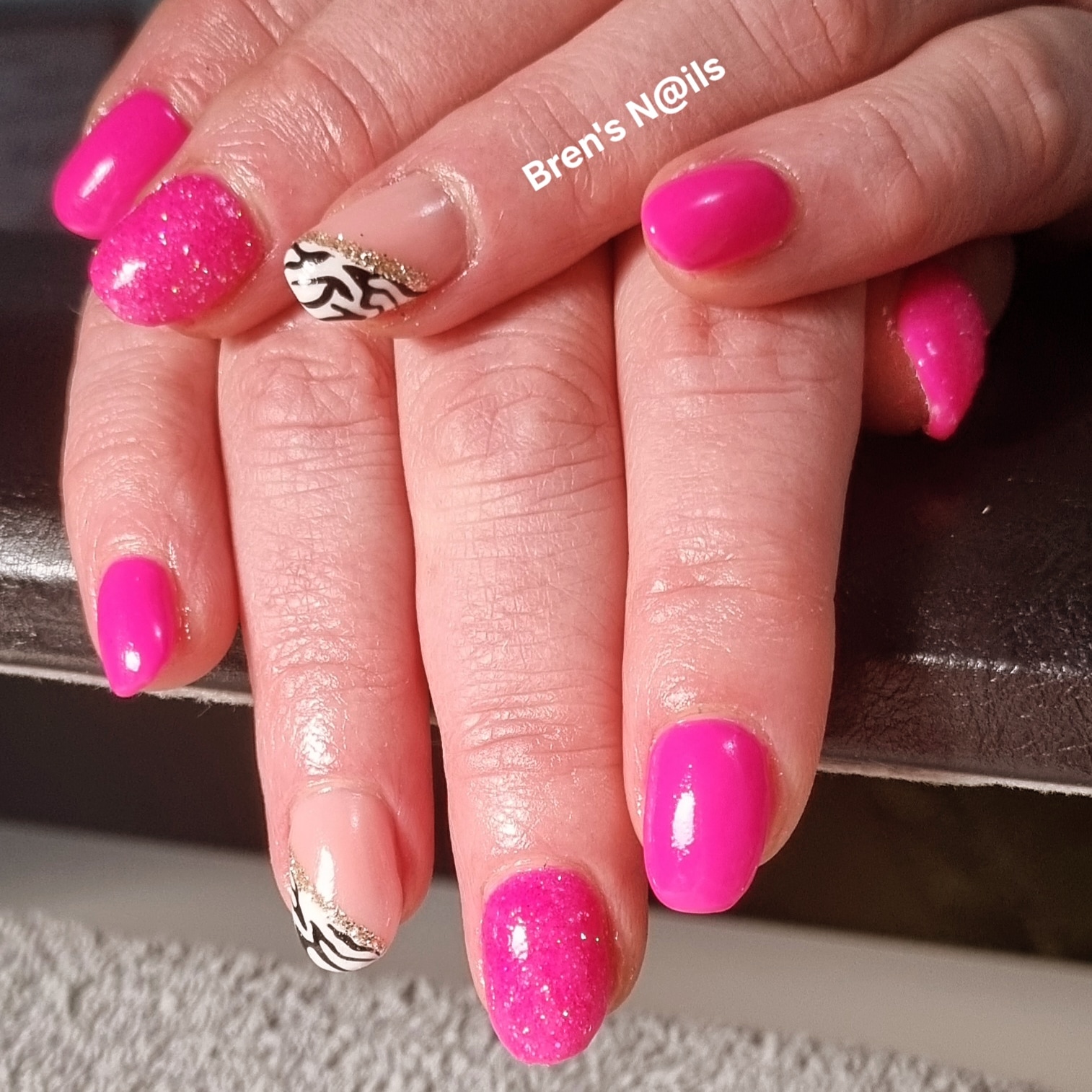 Felroze glitternagels met zebraprint als nail art